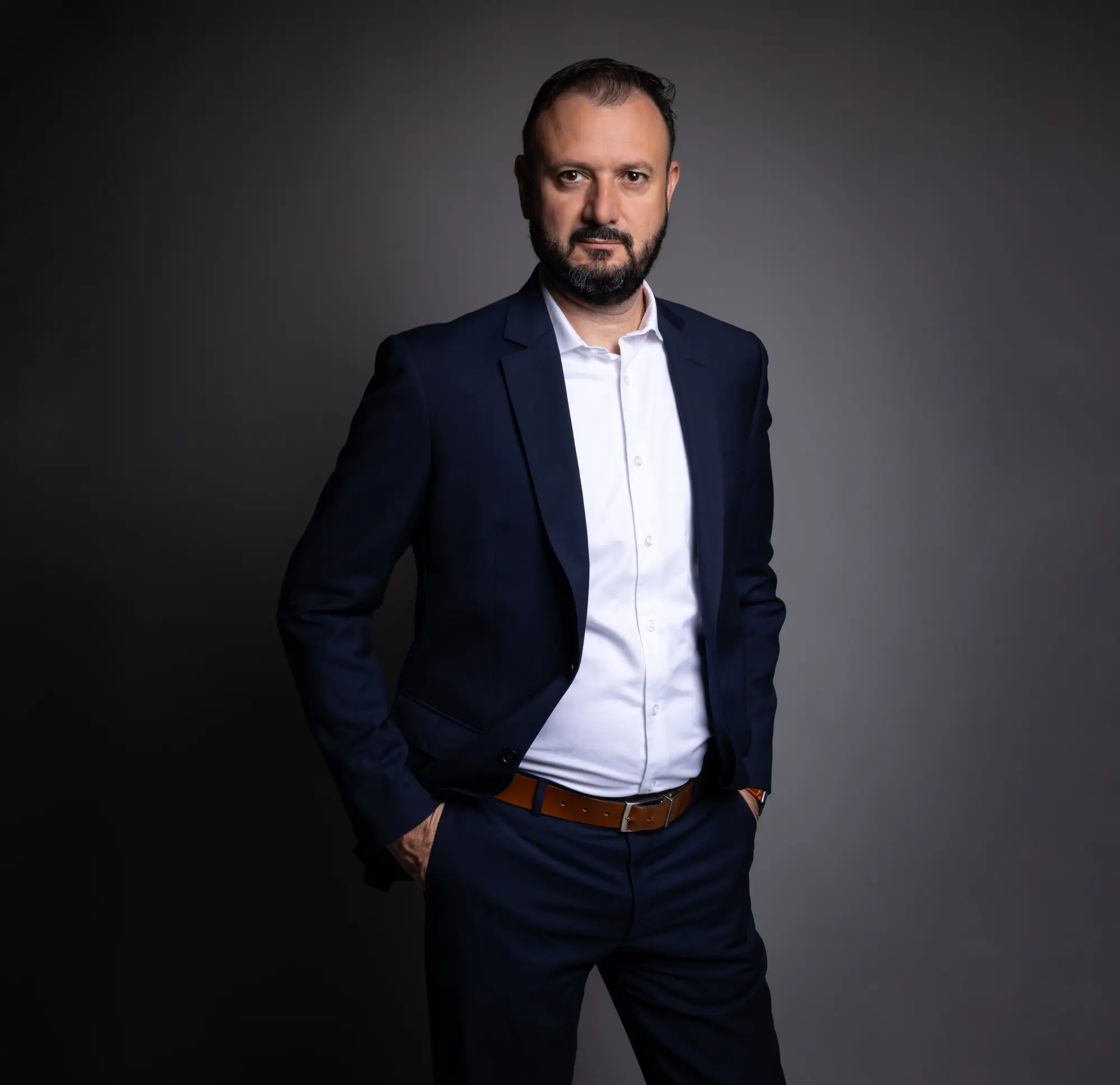 Rodrigo — retrato profissional em estúdio