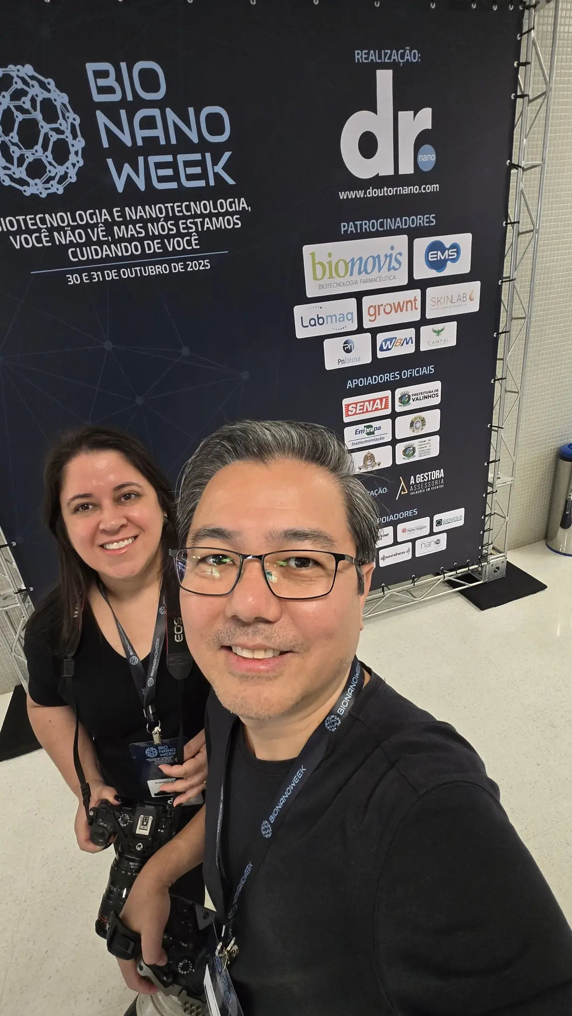 André e Elisangela durante uma produção fotográfica em evento corporativo