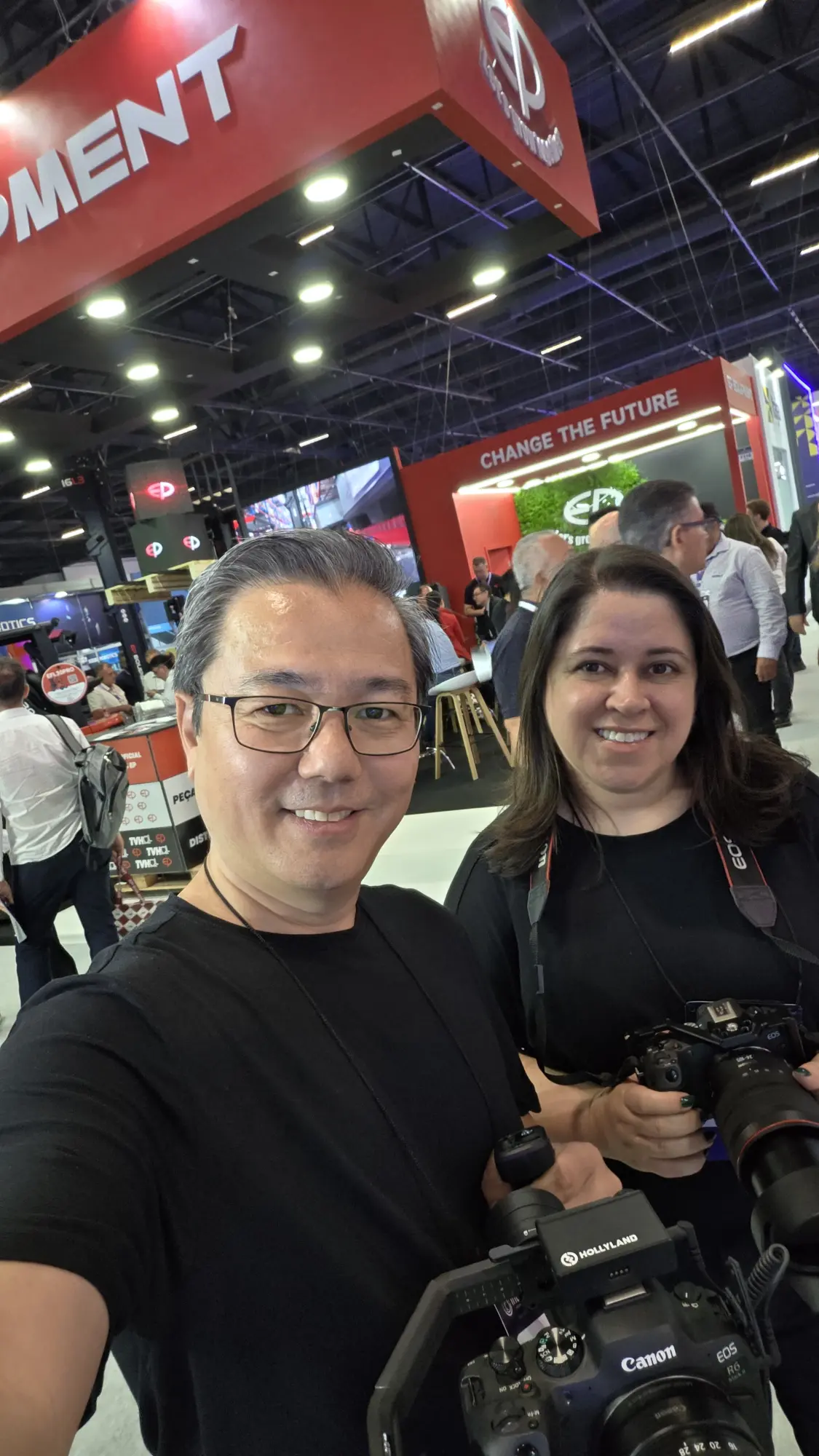 André e Elisangela trabalhando com equipamentos fotográficos